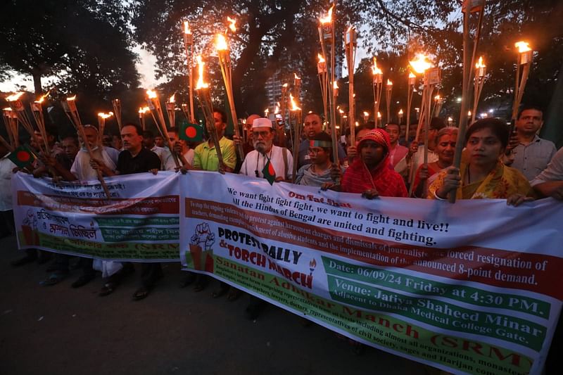 কেন্দ্রীয় শহীদ মিনার থেকে জাতীয় প্রেসক্লাব পর্যন্ত মশালমিছিল করে সনাতন অধিকার মঞ্চ। ঢাকা, ৬ সেপ্টেম্বর